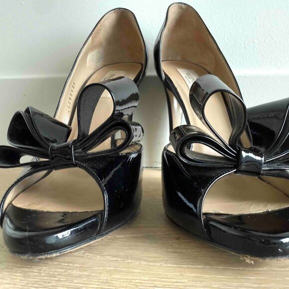 Valentino Garavani Black Patent Platform Peep Toe Bow Pumps - Picture 7 of 8